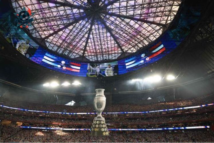 Không khí sôi động của Copa America 2026 với sân vận động rực sáng và hàng nghìn cổ động viên cuồng nhiệt cổ vũ cho đội tuyển yêu thích.